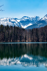 Stand up Paddling auf dem Alatsee in Bayern, Deutschland vor einem tollen Bergpanorama im Allg&auml;u