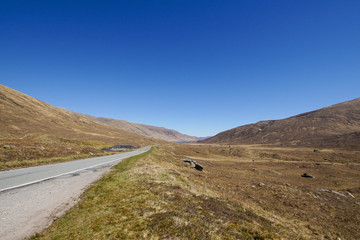 Strasse durch Glen Shiel in Schottland