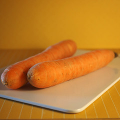 Zwei Karotten auf einem Schneidbrett