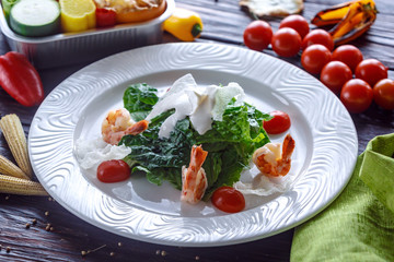 Salad with shrimps with tomatoes, greens and Chinese chips.