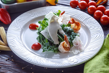 Salad with shrimps with tomatoes, greens and Chinese chips.