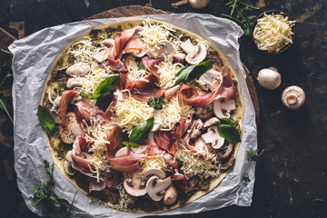 Pizza Pesto, Jambon, Aubergine, Fromage et Champignon 