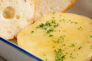 トロトロチーズにバゲットをつけるシーン朝食アップ洋食