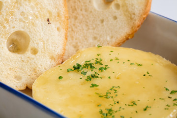 トロトロチーズにバゲットをつけるシーン朝食アップ洋食