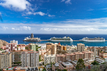 Naklejka premium Port of Santa Cruz de Tenerife with cruise ships. view from the top view city foreground