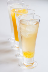 白背景にグラスにカクテルソフトドリンクジュースカラフル綺麗