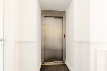 Fototapeta na wymiar Building corridor with elevator