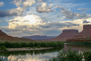 Fototapeta na wymiar Utah landscape by Colorado river with water reflections