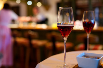Roter Aperitif mit Bokeh bei einer Feier