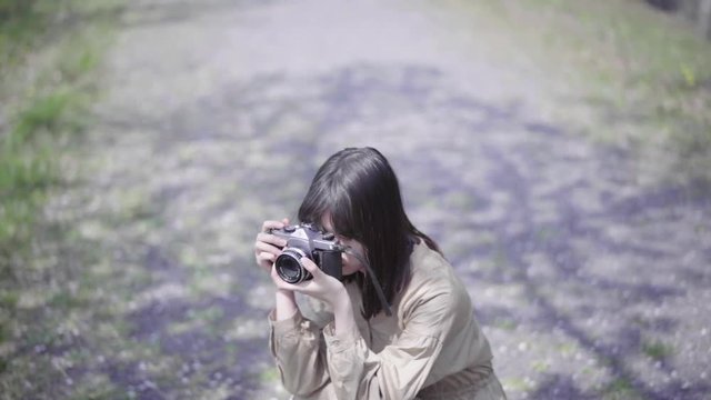 桜とカメラ女子