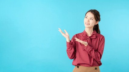 案内する女性