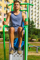 Obraz premium Man doing sit ups in outdoor gym