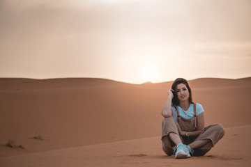 Naklejka na ściany i meble beautiful girl in moroco desert 