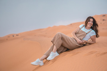Fototapeta na wymiar beautiful girl in moroco desert 