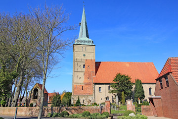 Wremen: Willehardi-Kirche mit Glockenturm (um 1200, Niedersachsen)