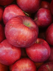 Red and green apple fruits in a supermarket