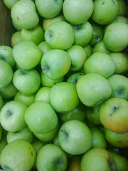 Red and green apple fruits in a supermarket