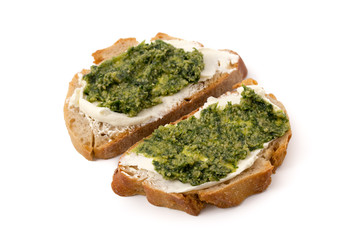 Brotscheiben mit Bärlauchpesto