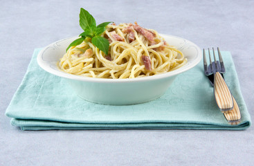 Spaghetti with carbonara sauce