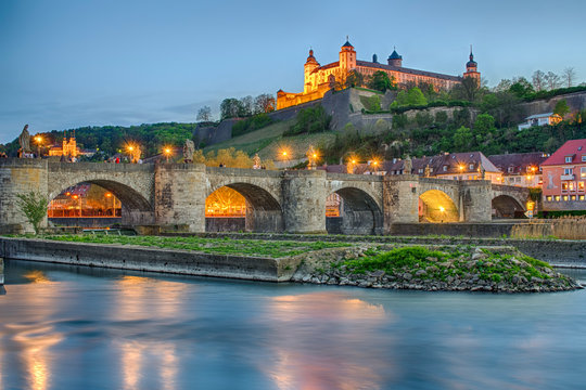 W&uuml;rzburg alte Mainbr&uuml;cke Festung Marienberg beleuchtet