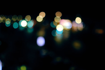 bokeh a trav&eacute;s de una ventana mojada