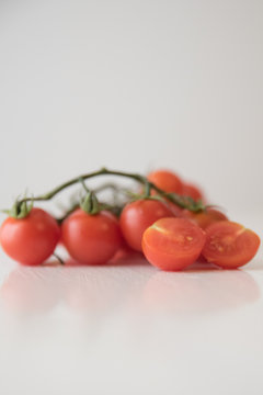Rot Tomaten Rote Tomate Cherrytomaten Kirschtomaten Datteltomaten an der Rispe Rispentomaten Gem&uuml;se Salat Tomatensalat Tomatensauce Italienisch 