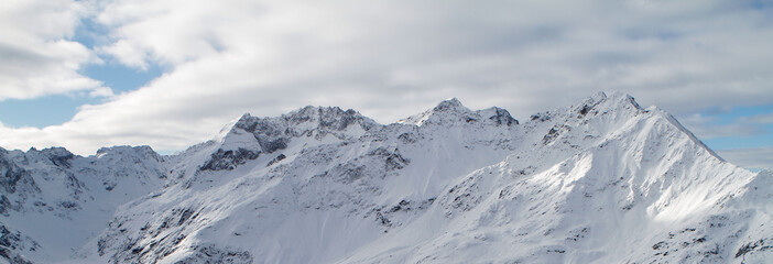 Fototapeta na wymiar Bergpanorama im Winter in den Alpen