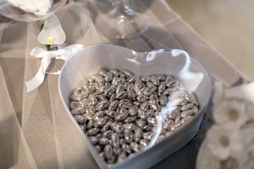 Cuore di confetti di argento per matrimonio, ricorrenze, anniversari e bomboniere di amore