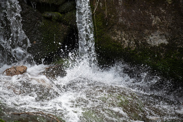Torrente de r&iacute;o de monta&ntilde;a