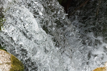 Torrente de monta&ntilde;a cayendo