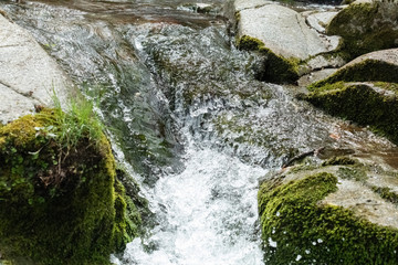 Torrente de montaña cayendo