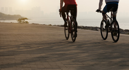 Fototapeta premium cyclists riding mountain bike on seaside