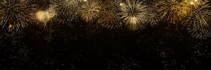 abstraktes goldenes feuerwerk isoliert in einer reihe auf schwarzem hintergrund, neujahrsfeier...