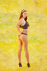 Junge Frau in Unterwäsche, langen Haaren und weißen Haarreif. 