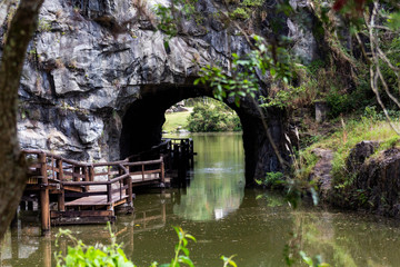 Fototapeta na wymiar Tunel Pedreira Lago Parque Tangua Curitiba