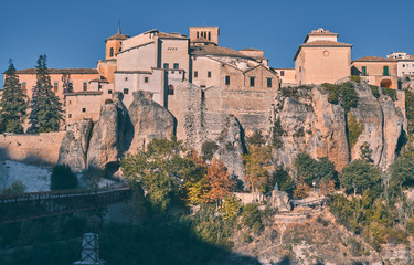 Fototapeta premium Casas colgantes en un desfiladero formado por el río Huécar en la ciudad de Cuenca.