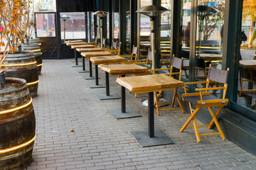 Fototapeta na wymiar outdoor furniture in the on-site restaurant, tables and chairs