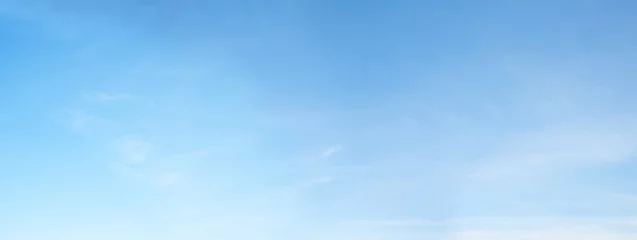 blauer Himmel Hintergrund mit ganz leichten Schleierwolken © SusaZoom