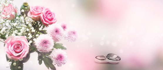 silberne ringe und rosa rosenstrauß