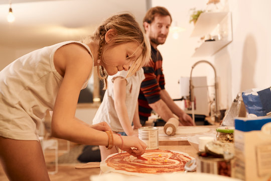 Pizza backen mit der Familie