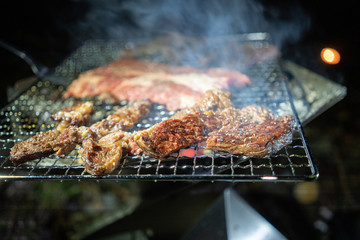肉を焼くバーベキュー