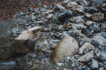 山中にある川のせせらぎ