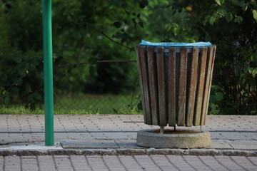 Naklejka premium recycle bin in the park