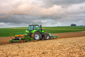 Obraz premium finir les semis avant l'orage