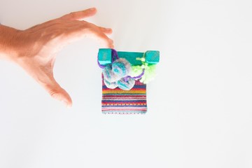 mano por agarrar una silla pequeña