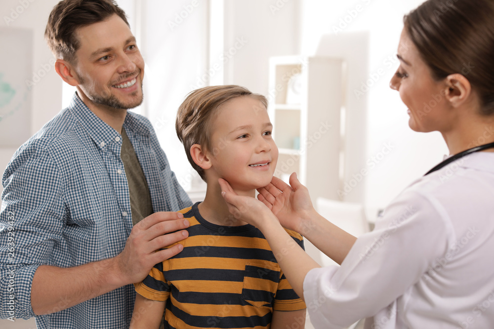 Canvas Prints Father with child visiting doctor in hospital