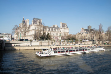 Fototapeta na wymiar Live on and arrond river Seine