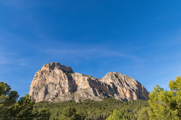 Fototapeta premium Montaña rocosa sobre cielo azul