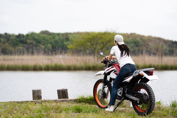 Fototapeta na wymiar オフロードバイクと日本人女性