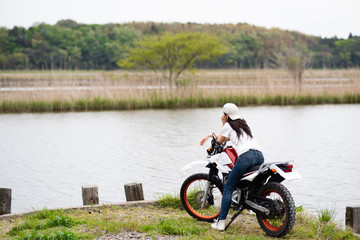 オフロードバイクと日本人女性